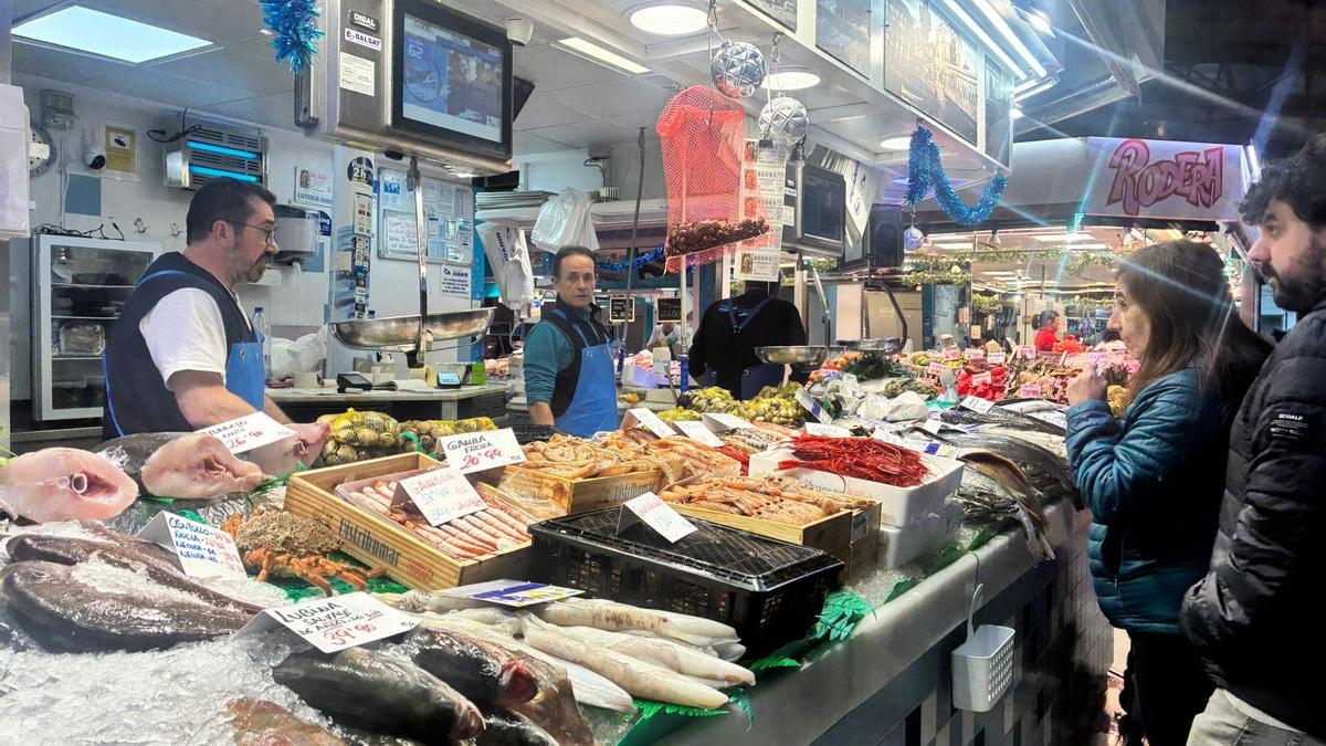 Juan Manuel Ferrero este miércoles en su puesto de venta en la plaza de abastos de Avilés.