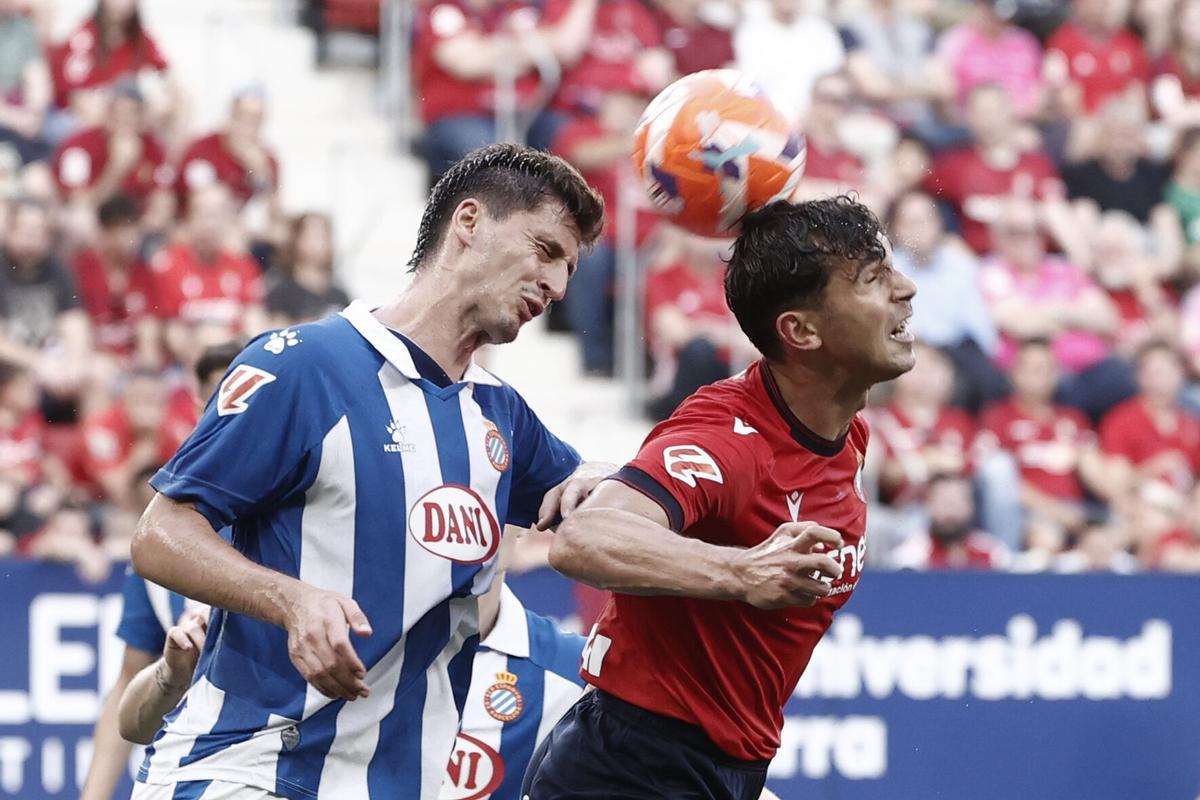 Kumbulla disputa un balón con Torró, este domingo en Pamplona.