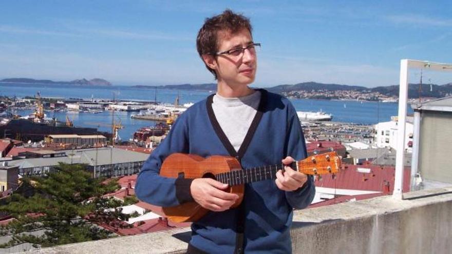 Marco Maril posa con su ukelele en la terraza de su domicilio sito en la Avenida Camelias de la ciudad de Vigo.