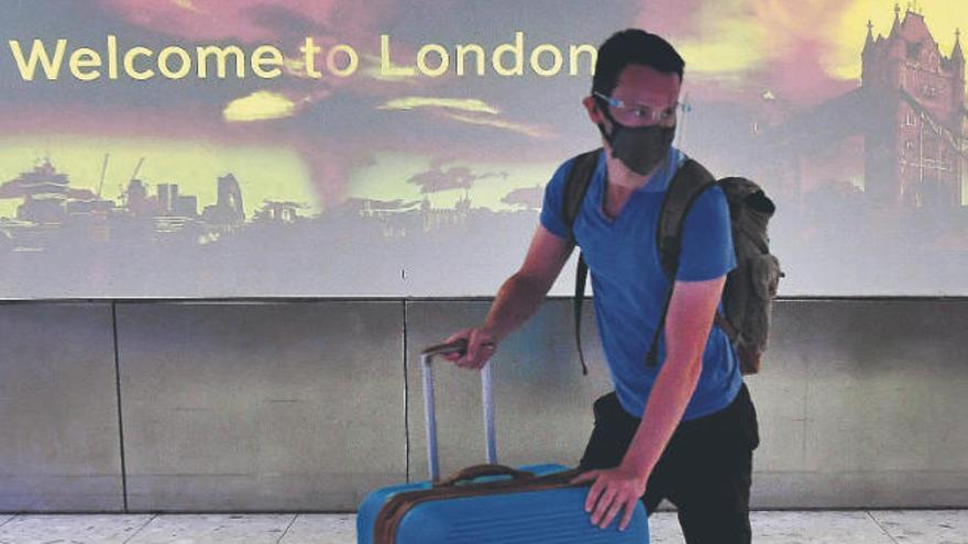 Un turista vuelve a Reino Unido desde España.