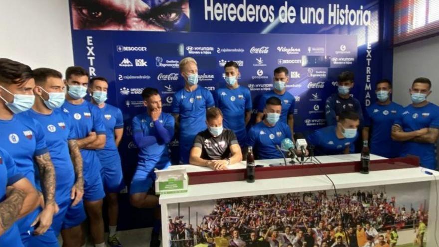 La plantilla del Extremadura, en una rueda de prensa. | // R. M.