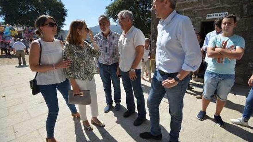 Ana Pastor y Alfonso Rueda, ayer, en Amil. // G.S.