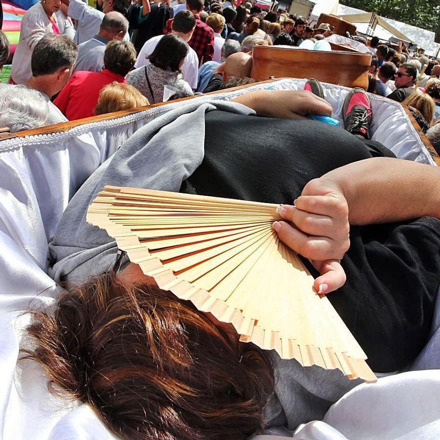 Una mujer ofrecida a Santa Marta, en un ataúd.   