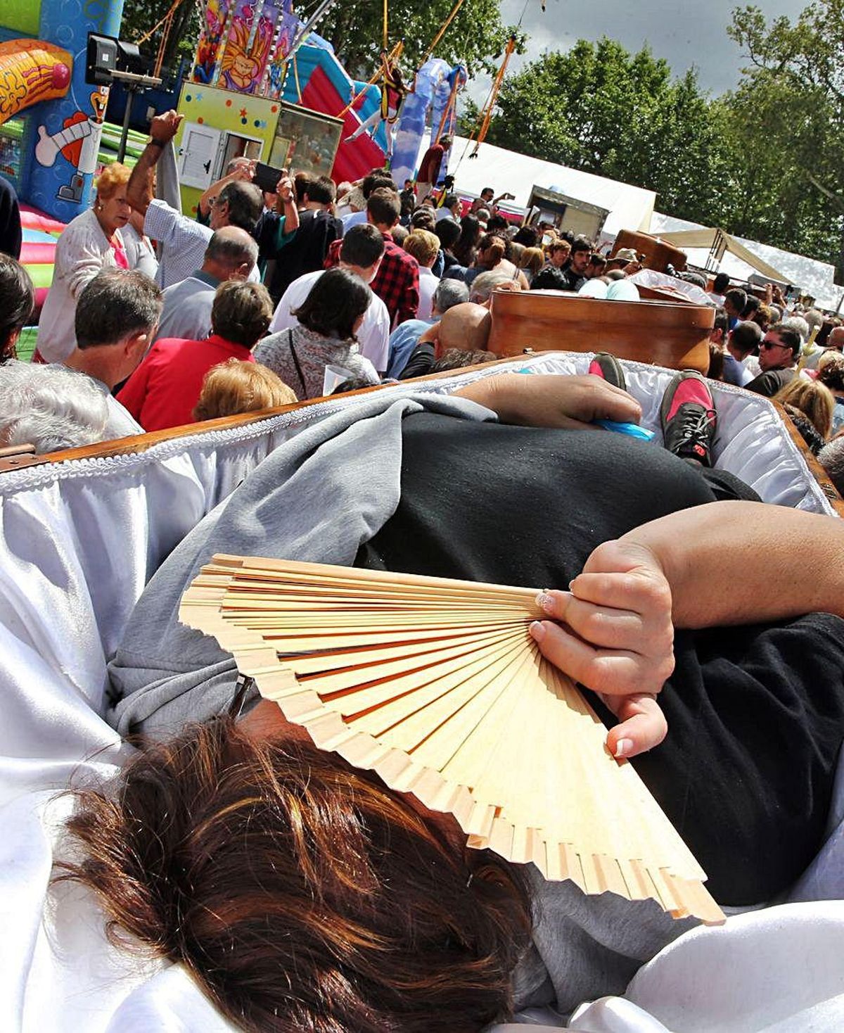 Una mujer ofrecida a Santa Marta, en un ataúd. | // MARTA G.BREA