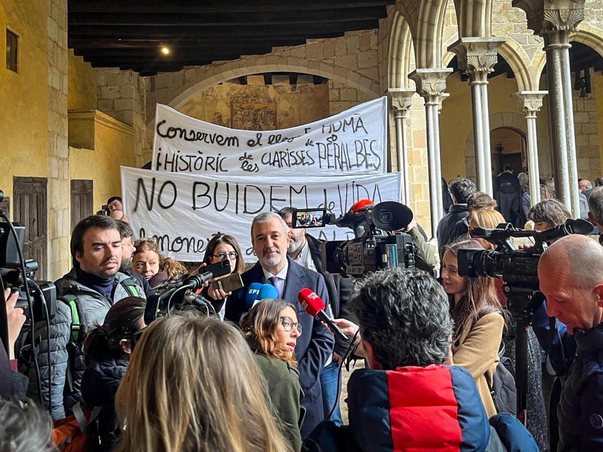 El alcalde hace declaraciones delante de los vecinos que han acudido a defender la contunidad de las clarisas en Pedrables.