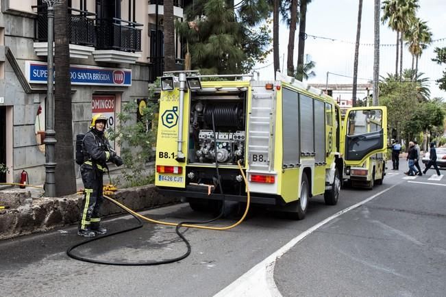 Una vela incendia un piso en el casco de Santa Brígida