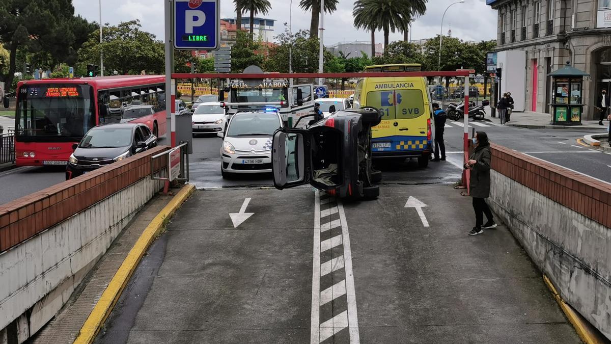 Vuelco sin heridos en la salida del aparcamiento subterráneo de Juana de Vega