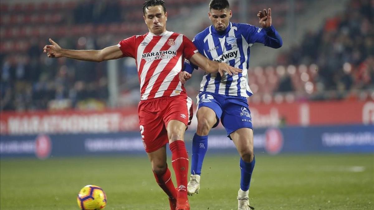 Alcalá pugna con Calleri en el último Girona-Alavés