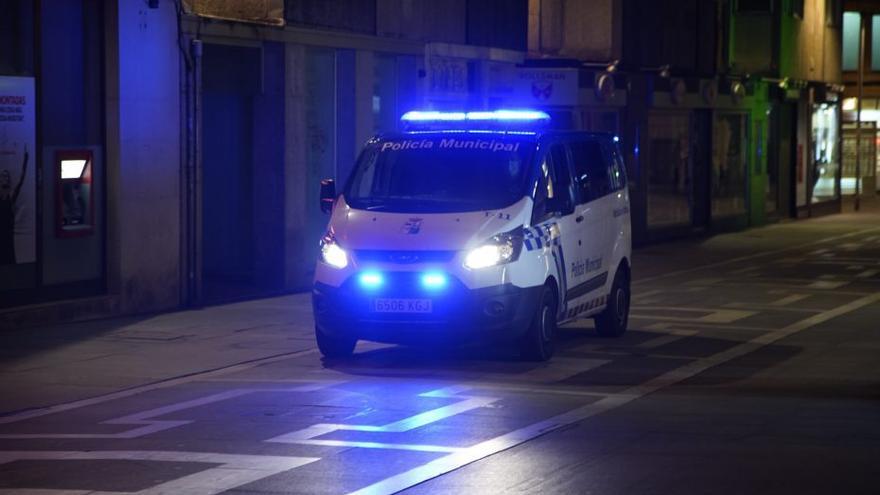 Un coche de la Policía Municipal patrulla de madrugada.