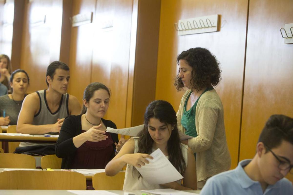 Los alumnos hacen los exámenes Los alumnos hacen los exámenes