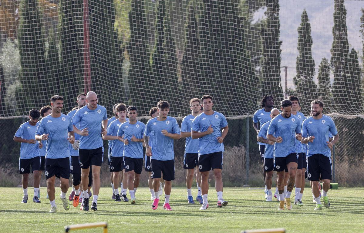Oriol Soldevila, a la izquierda, se ejercita con el grupo el primer día de trabajo de pretemporada tras las vacaciones.