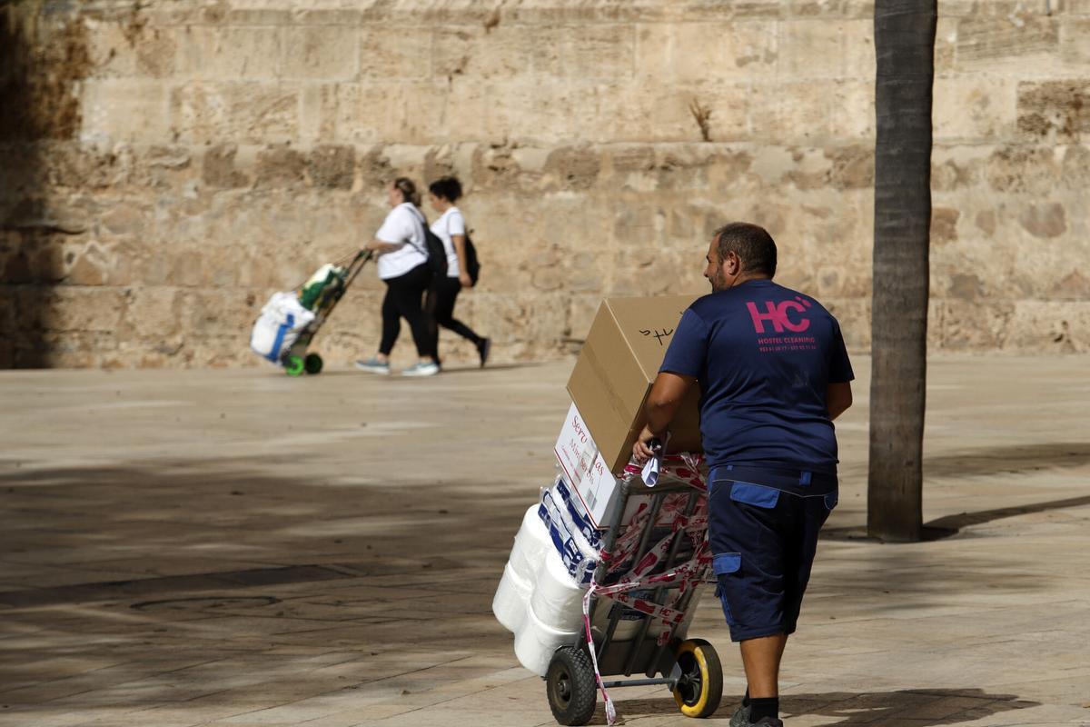MLG 24-10-2022.-Varios repartidores realizan las tareas de reparto por las calles de la ciudad.-ÁLEX ZEA