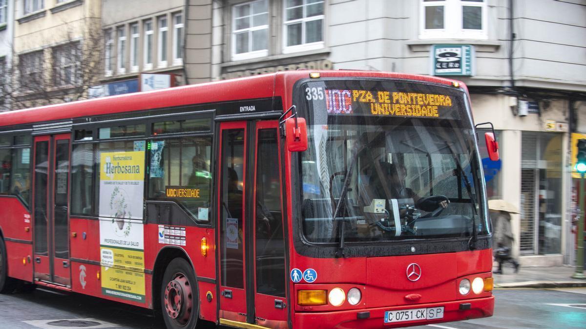 Un autobús urbano en A Coruña, de la concesión de la Compañía de Tranvías.