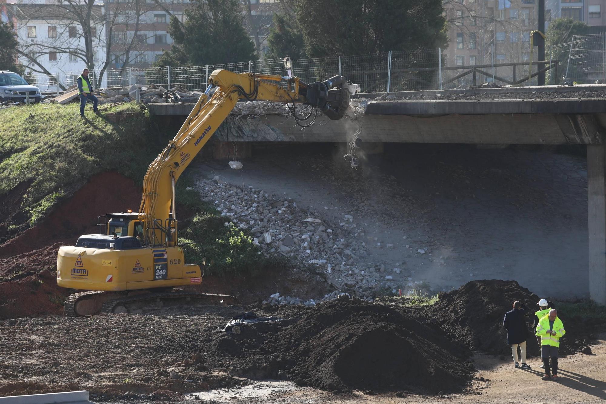 En imágenes: Demolición del puente de Ángel Cañedo en la entrada de Oviedo por la "Y"