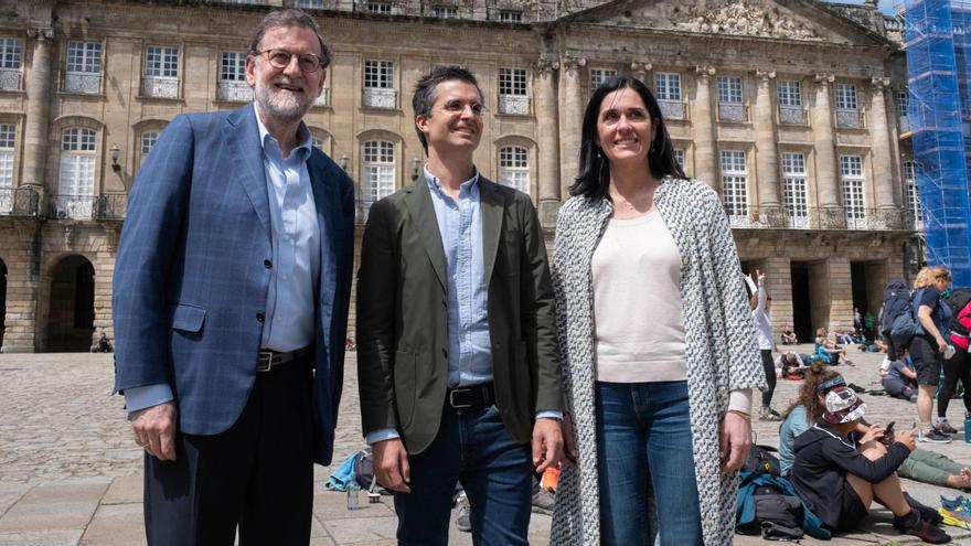 Mariano Rajoy con Borja Verea, o candidato do PP á Alcaldía de Santiago, e Paula Prado, este domingo na praza do Obradoiro