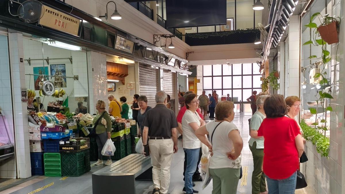Pasillo principal del interior del Mercado de Abastos de Lucena.