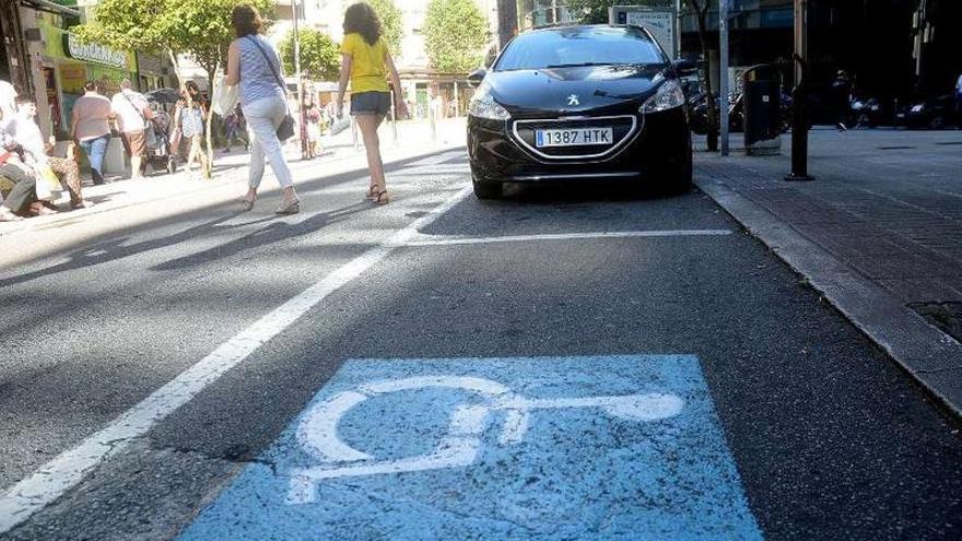 Aparcamiento reservado a vehículos de discapacitados en la calle García Camba.