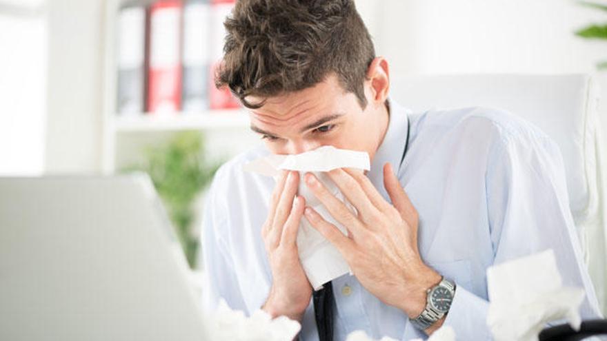 El resfriado y la gripe presentan síntomas comunes.