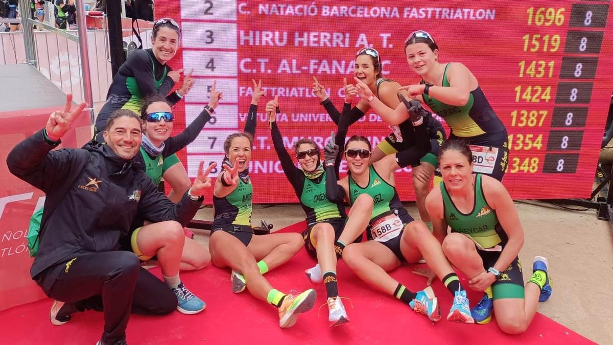 El Al Fanadic celebra el ascenso a la Segunda Nacional femenina de duatlón.