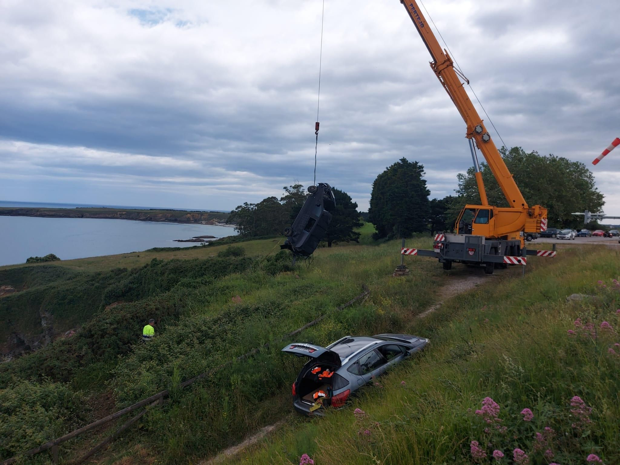 En imágenes: Así fue el rescate del coche que cayó a la ría del Eo por un despiste del conductor
