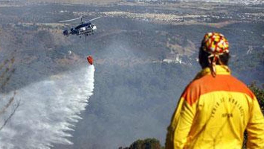 Un incendio forestal en Villaviciosa moviliza a una treintena de expertos del Infoca, 2 aviones y 3 helicópteros