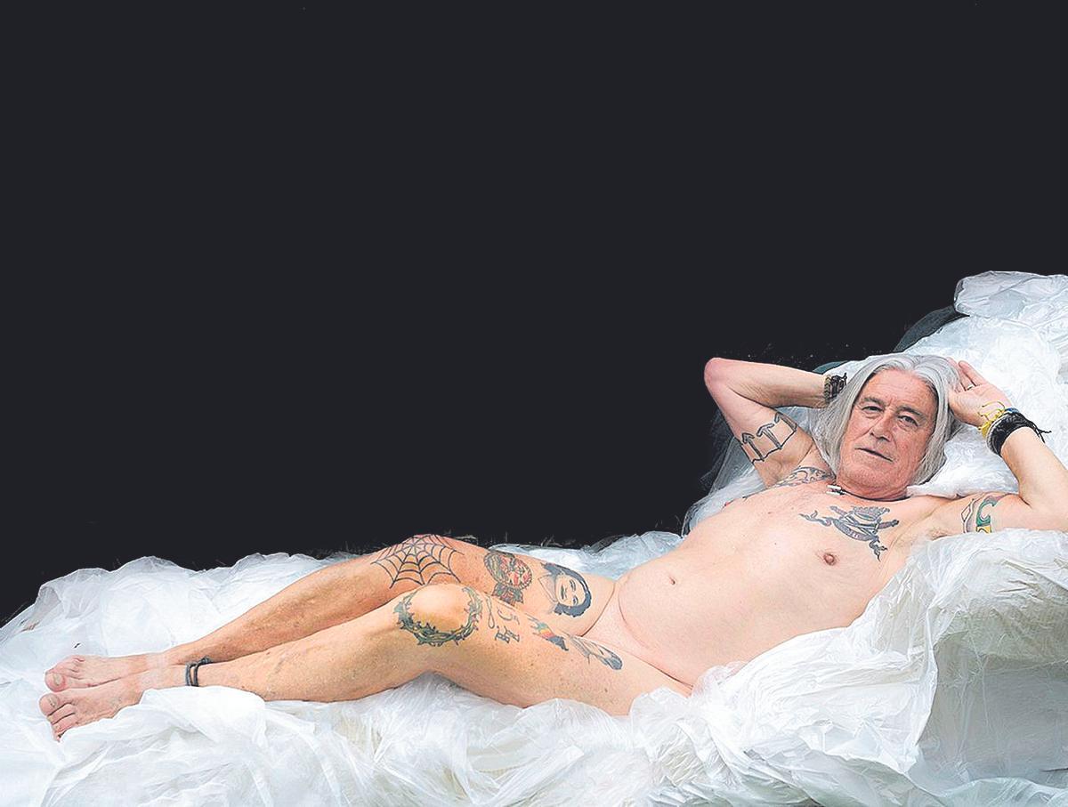 La nueva maja desnuda es un hombre maduro, de pelo blanco, tatuado y con  pulseras de cuero