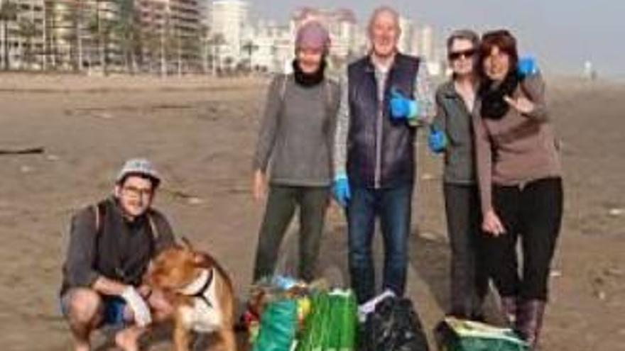 Iniciativa ciudadana para retirar plásticos de la playa de Gandia