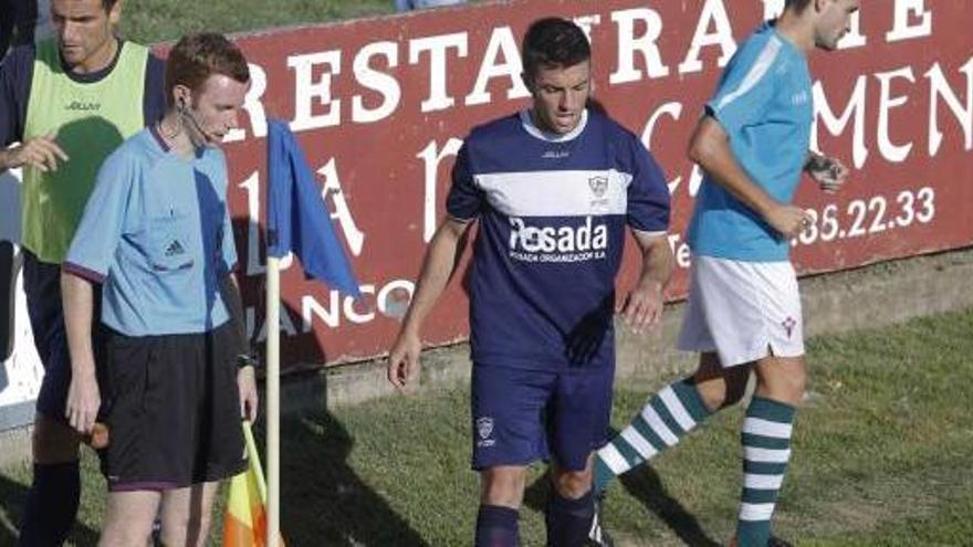 Titi se dispone a sacar un córner en el partido ante el Racing de Ferrol.
