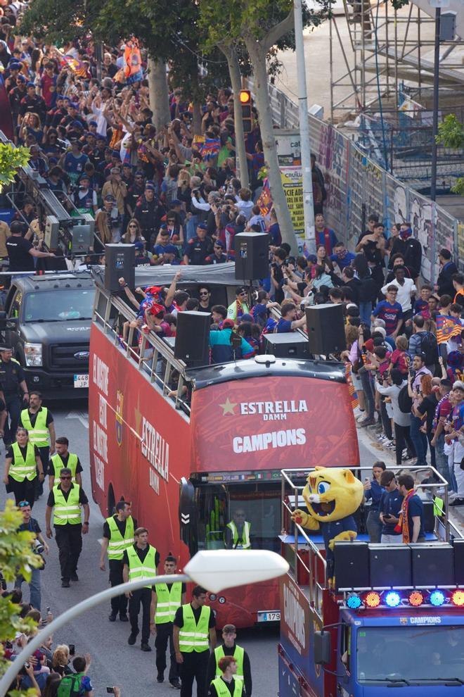 ¡De locos! Las mejores imágenes de una ciudad entregada al Barça