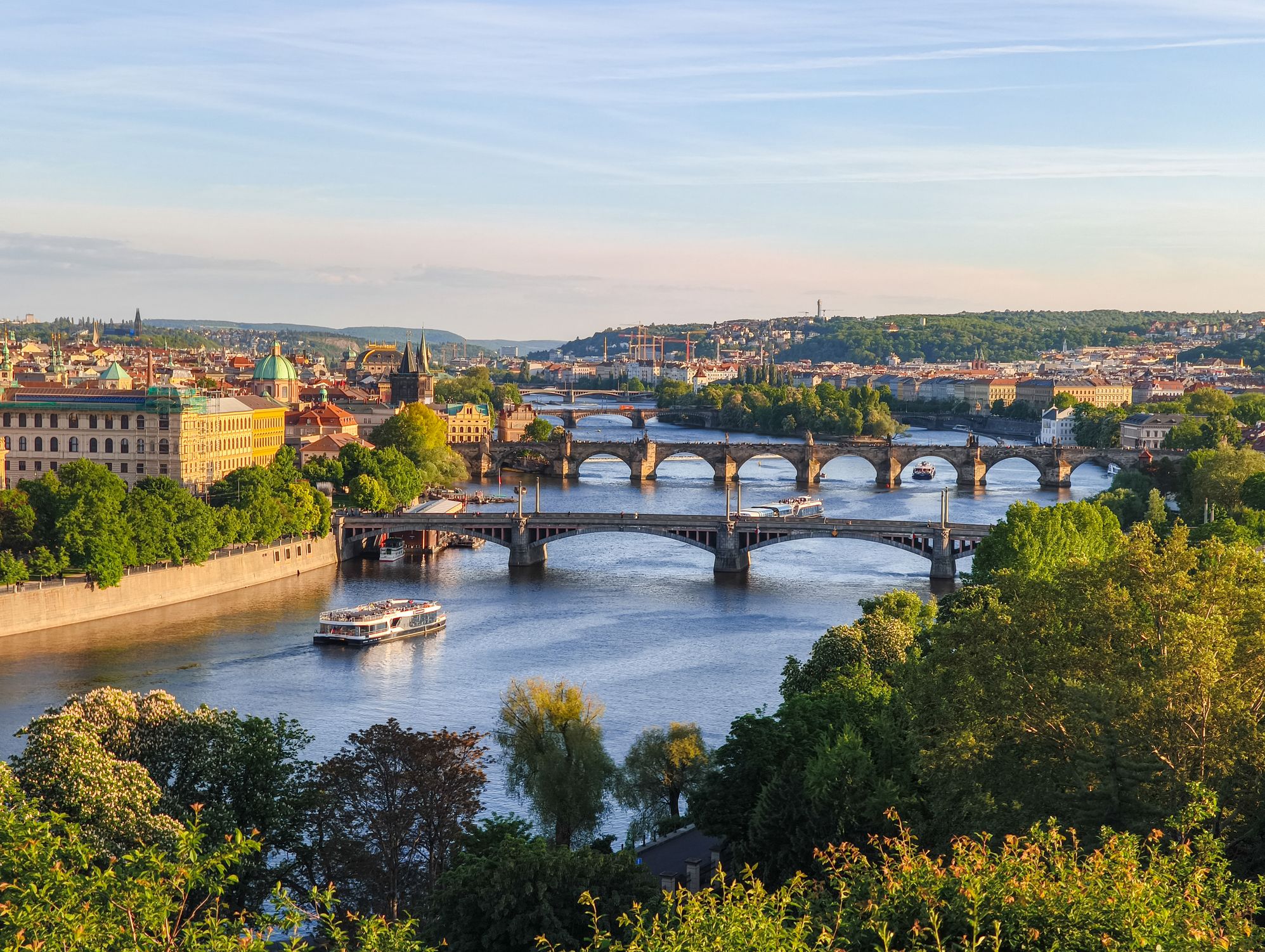 Navegar por el río Moldava bajo el Puente de Carlos