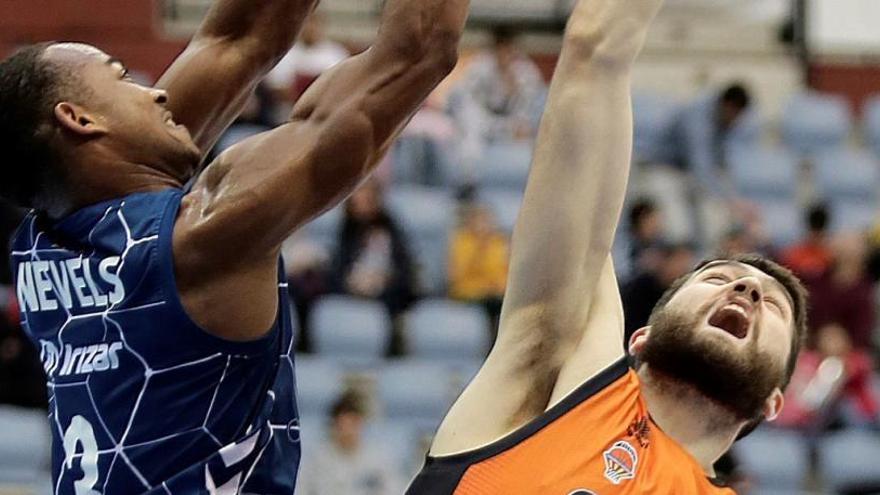 San Emeterio salva de un lío al Valencia Basket