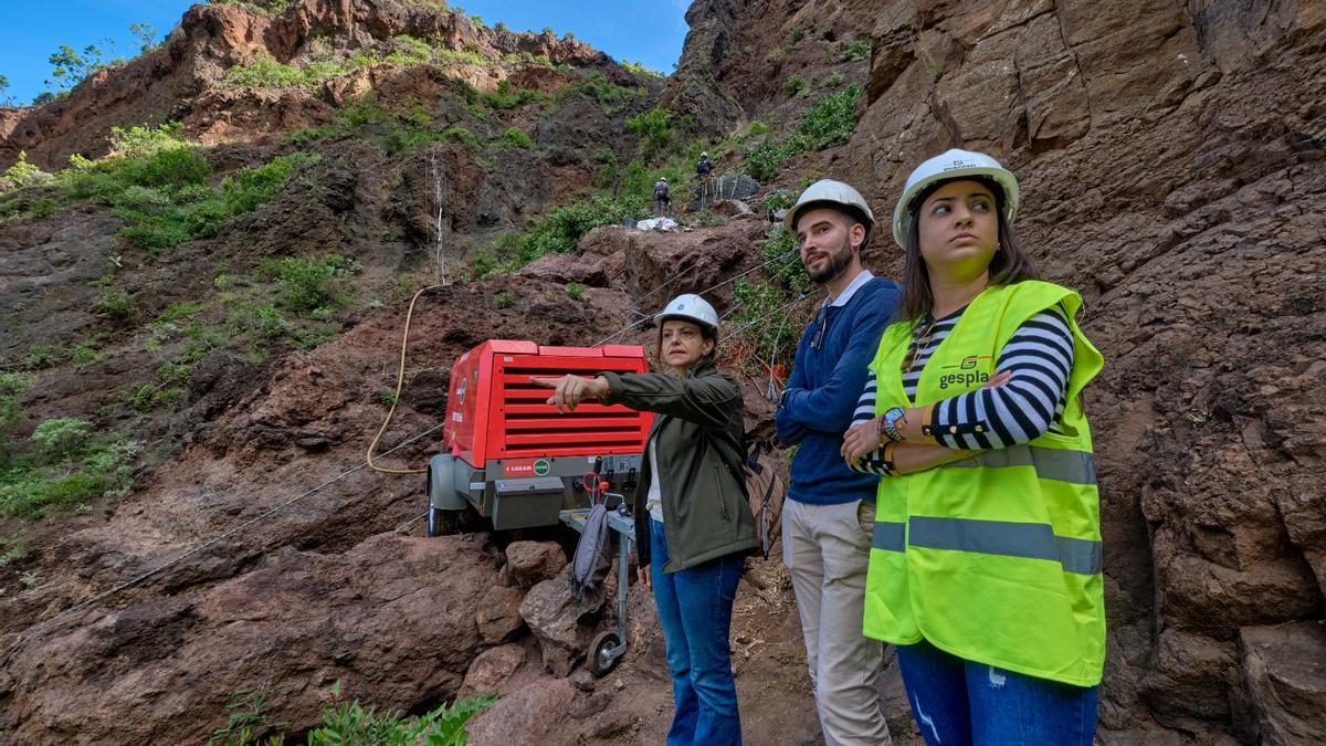 La consejera insular de Medio Ambiente, a la izquierda, en la visita realizada a la obra.