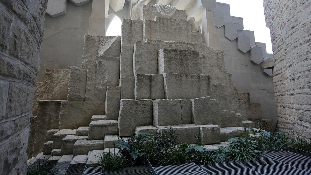 Tras la fachada de la Passió se oculta un jardín, a 25 metros de altura, que simboliza el sepulcro de Jesús.