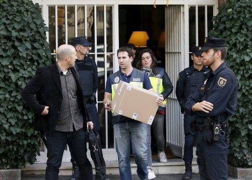 Spanish police officers carry boxes of evidence from the residence of former president of Catalonia Jordi Pujol, as part of an investigation by a High Court judge into tax fraud and money laundering by members of the Pujol family, in Barcelona