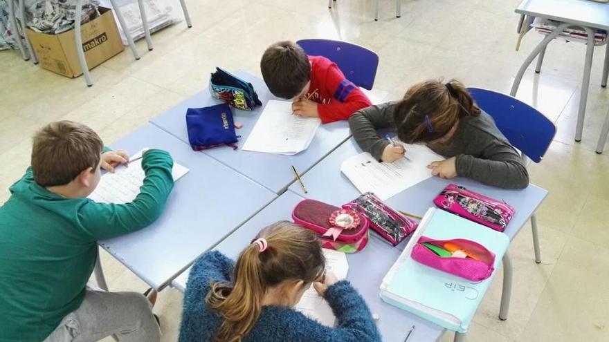 Un grupo de alumnos estudia en un centro educativo del municipio de Calvià.