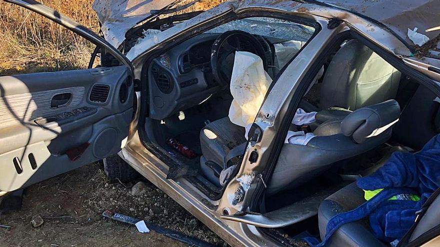 Vehículo siniestrado en la carretera  ZA-704, entre Villarrín y Villafáfila. |  Consorcio Provincial de Bomberos