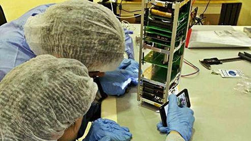 Técnicos de una universidad gallega trabajan en el diseño de un satélite.