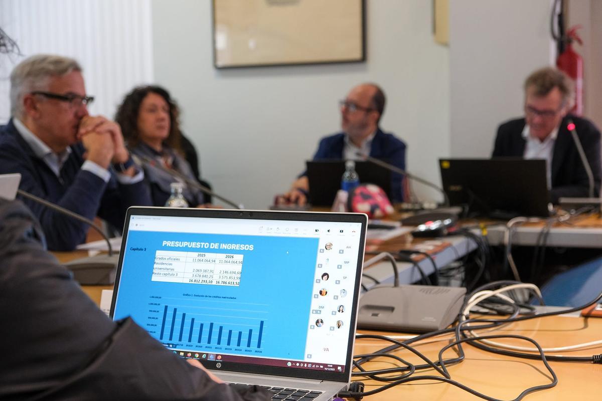 Momento de la exposición del presupuesto de ingresos de la ULPGC en la sesión extraordinaria del Consejo de Gobierno.