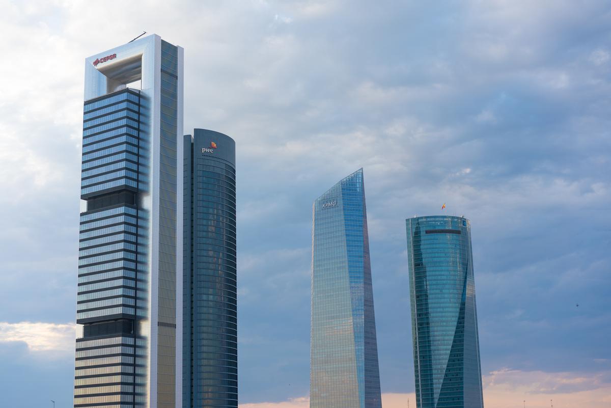 Postal de las Cuatro Torres de Chamartín.