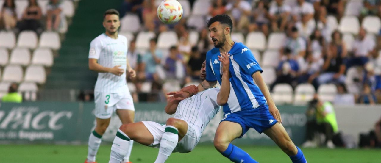 Quiles, con Ekaitz al fondo, disputa un balón a Kike Márquez durante el encuentro de ayer entre el Córdoba CF y el Deportivo en El Arcángel.