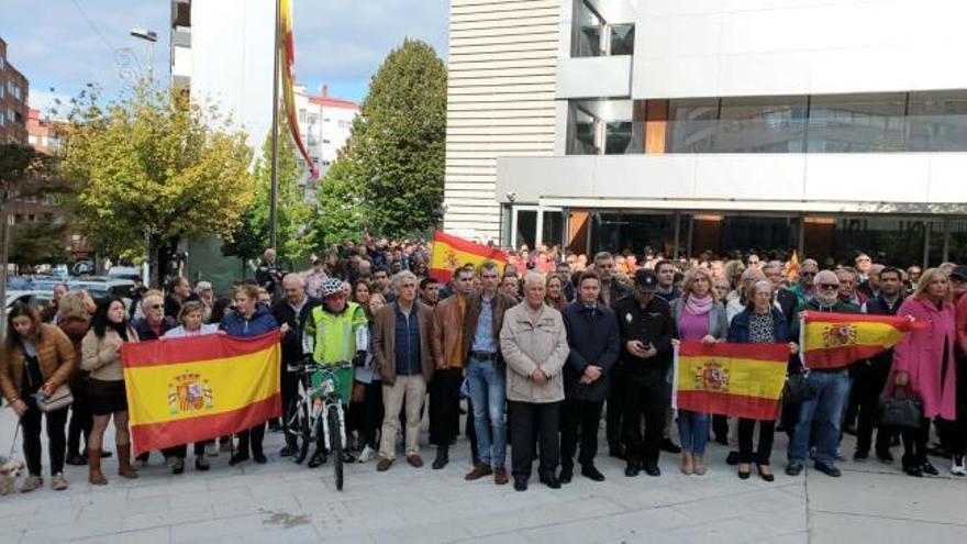 Multitudinario respaldo a la Policía y al agente de Vigo herido en Cataluña