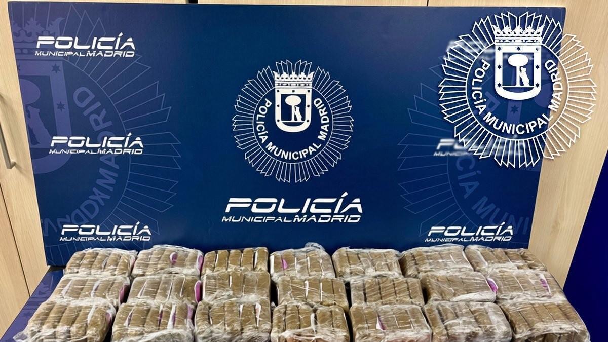 Droga y dinero en efectivo incautada a un conductor de VTC en Fuencarral-El Pardo