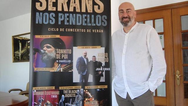 Juan Eiras, ayer, en la presentación de «Seráns nos Pendellos». | BERNABÉ/JAVIER LALÍN