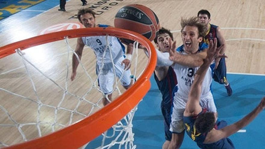 El Efes, con Planinic tratando de cazar el balón, en el Palau.