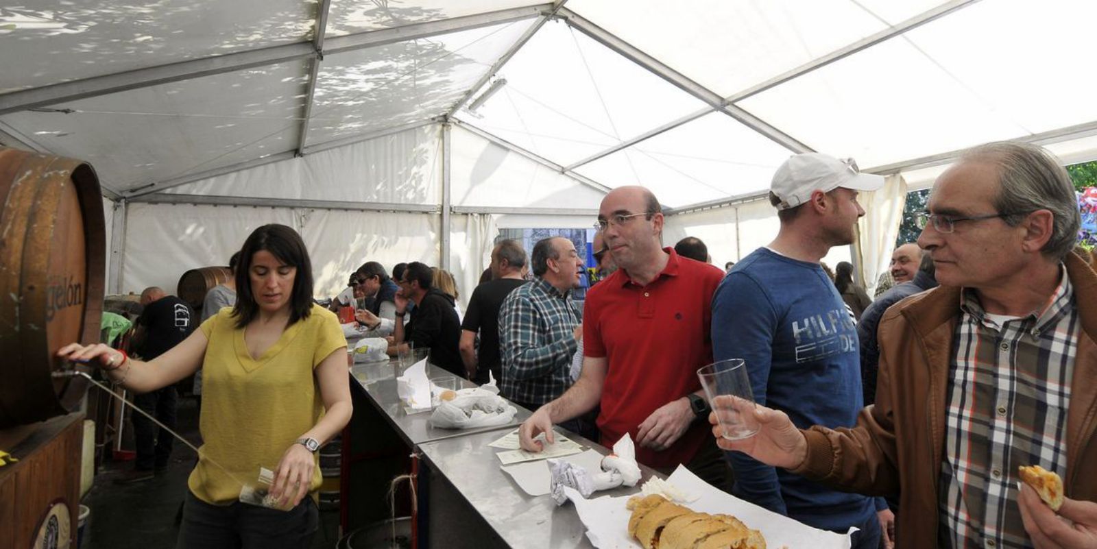 Bebiendo sidra en la Folixa de Mieres.|  | LNE