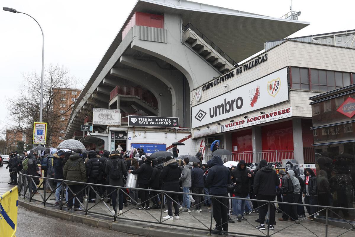 Aficionados aguardan a las puertas del Estadio de Vallecas ante la suspensión del partido contra el Oviedo.