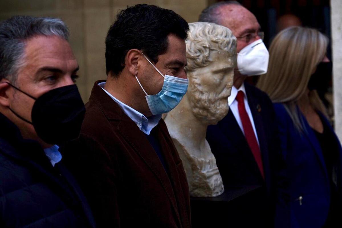 Juan Moreno, Elías Bendodo y Francisco de la Torre con el busto del emperador Antonio Pío.