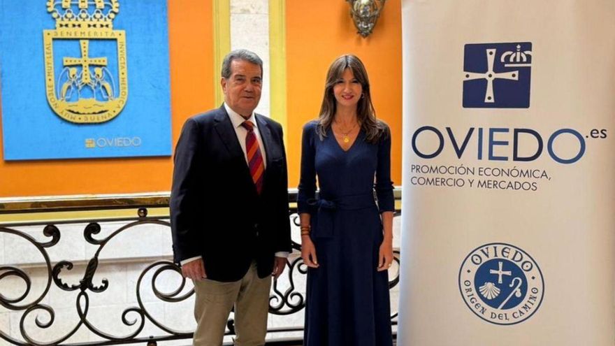 Leticia González, junto al presidente del Automóvil Club Principado de Asturias, Julián Moreno. | LNE