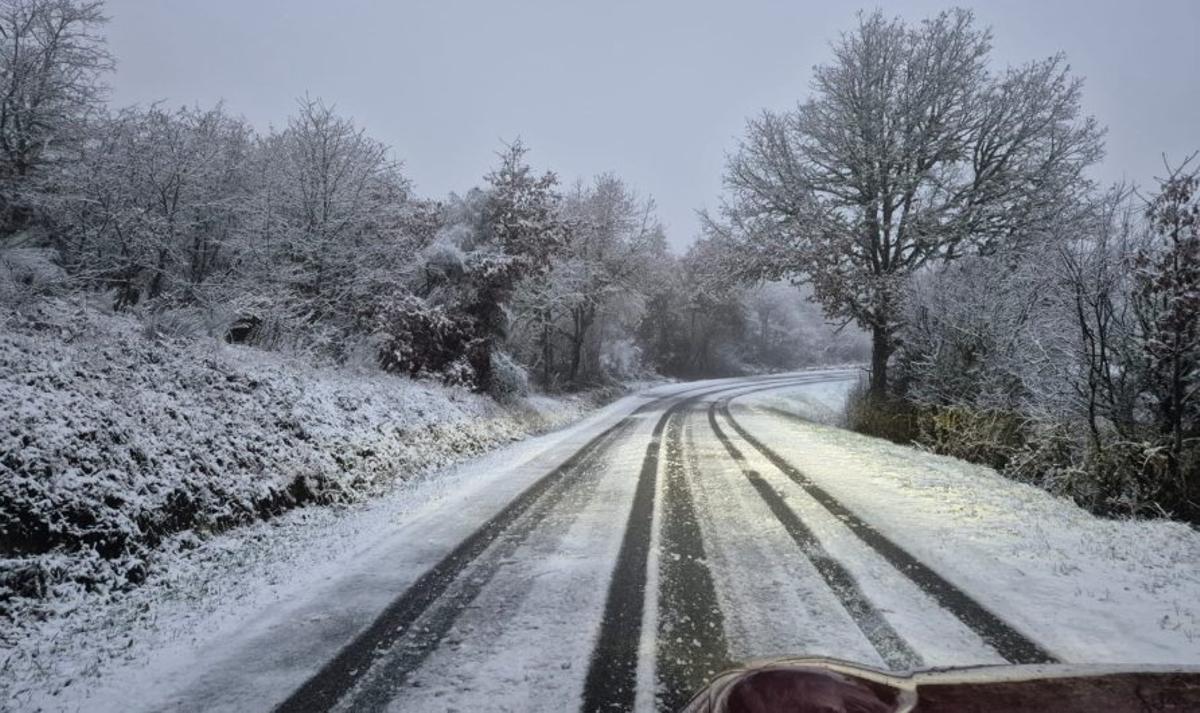 Una carretera del Macizo Central cubierta de nieve. |