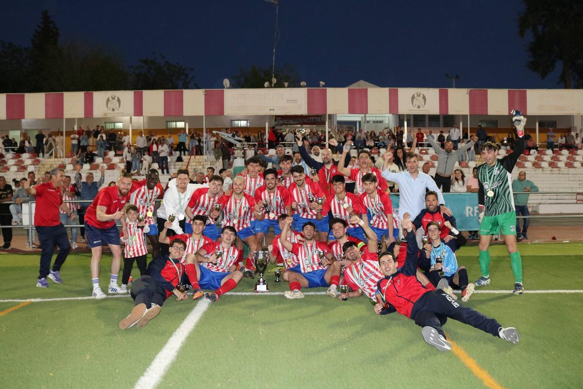 El CD Montalbeño celebrando el título conseguido durante esta temporada.